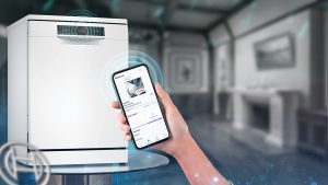 اتصال موبایل به ماشین ظرفشویی بوش سری 8 - ظرفشویی سری ۸ در کنار یک گوشی موبایل